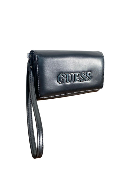 Cartera Clutch GUESS con Asa de Muñeca – Elegancia y Libertad