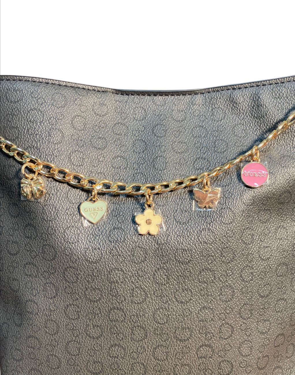 Bolso GUESS Bucket Monograma – El Ícono del Glamour con Charms