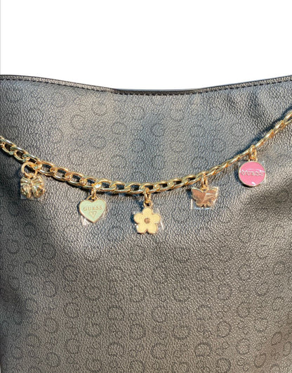Bolso GUESS Bucket Monograma – El Ícono del Glamour con Charms