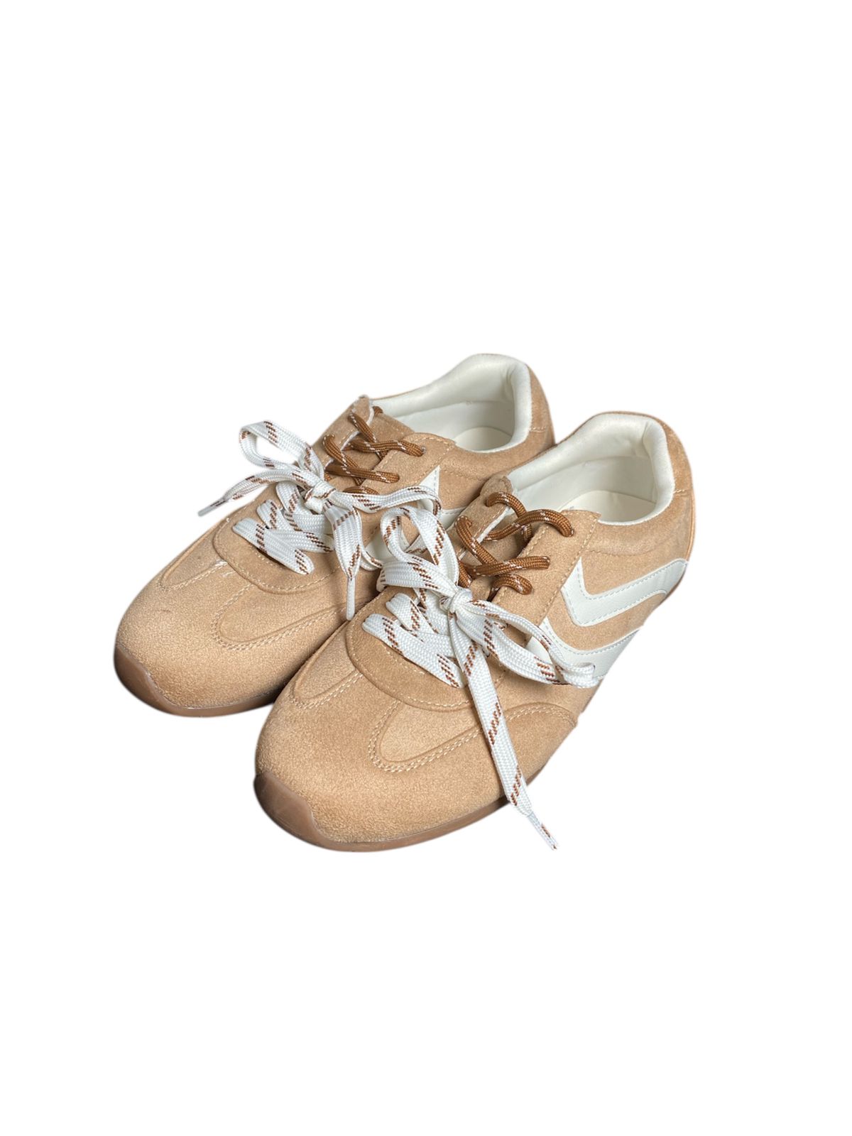 Tenis Steve Madden "Retro-Vibe" – Camel y blanco DAMA