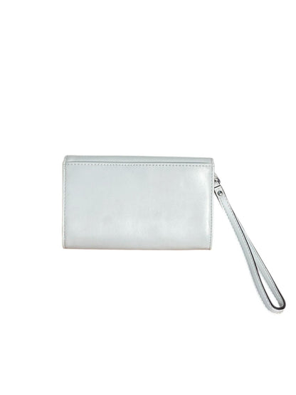 Cartera Clutch GUESS con Asa de Muñeca – Elegancia y Libertad