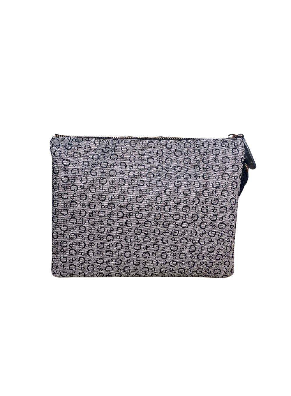 Bolso Crossbody GUESS Signature con Cadena – Estilo Urbano y Glamour