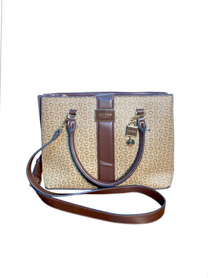 Bolso Tote Guess: Elegancia Atemporal con Contraste Moderno