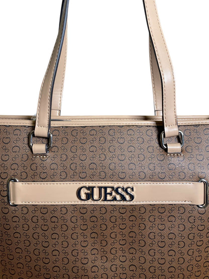 Bolsa Tote Guess Monogram – Elegancia Café y Estilo Diario