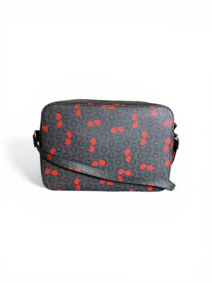 Crossbody Guess con Estampado de Cerezas – Elegancia Divertida y Versátil