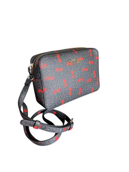 Crossbody Guess con Estampado de Cerezas – Elegancia Divertida y Versátil
