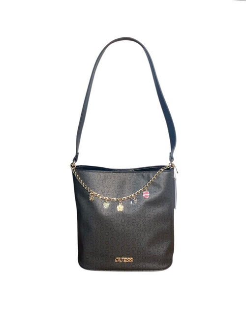 Bolso GUESS Bucket Monograma – El Ícono del Glamour con Charms