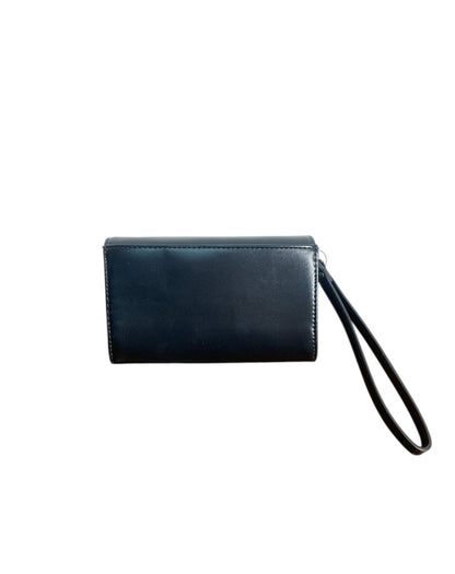 Cartera Clutch GUESS con Asa de Muñeca – Elegancia y Libertad