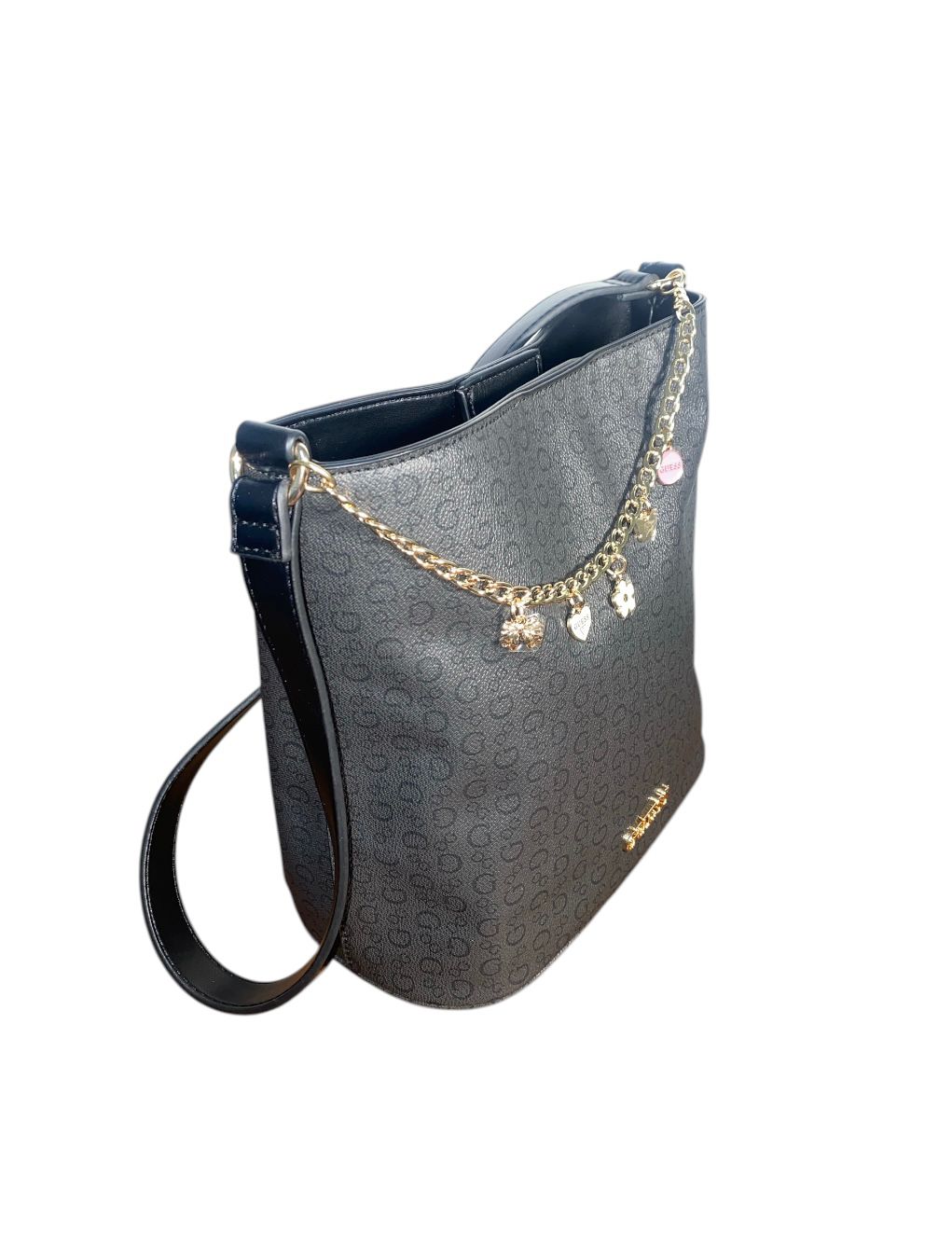 Bolso GUESS Bucket Monograma – El Ícono del Glamour con Charms