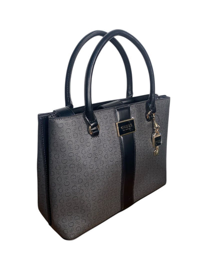 Bolso Tote Guess: Elegancia Atemporal con Contraste Moderno