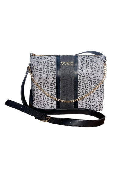 Bolso Crossbody GUESS Signature con Cadena – Estilo Urbano y Glamour